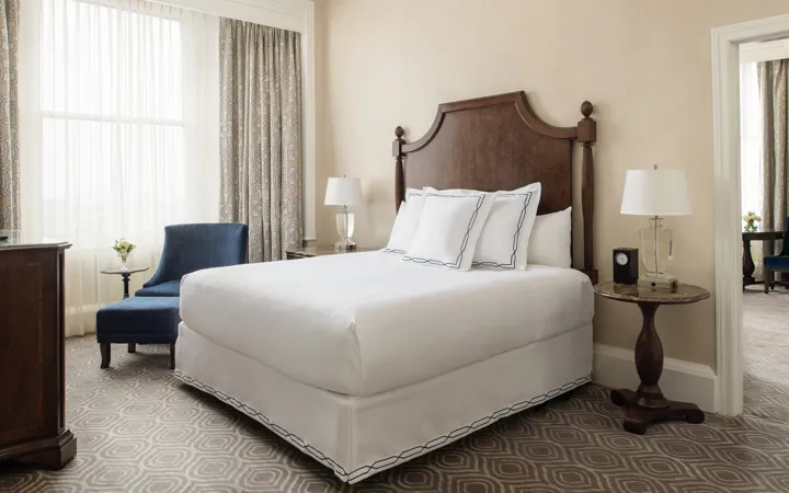 One Bedroom King Deluxe Guestroom At The Roosevelt New Orleans