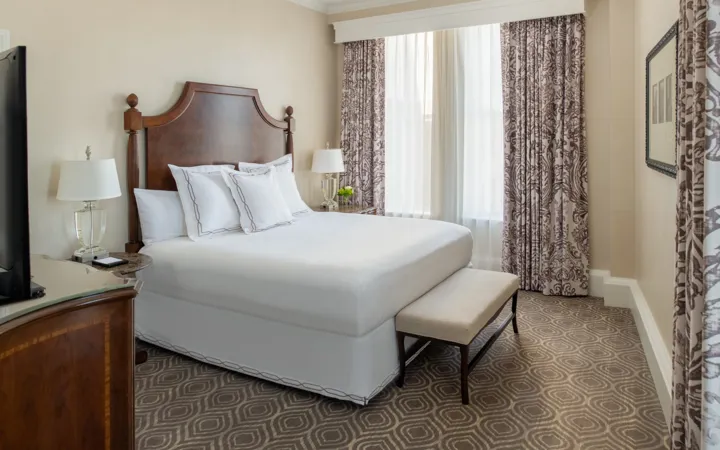 Deluxe Queen Guest Room At The Roosevelt