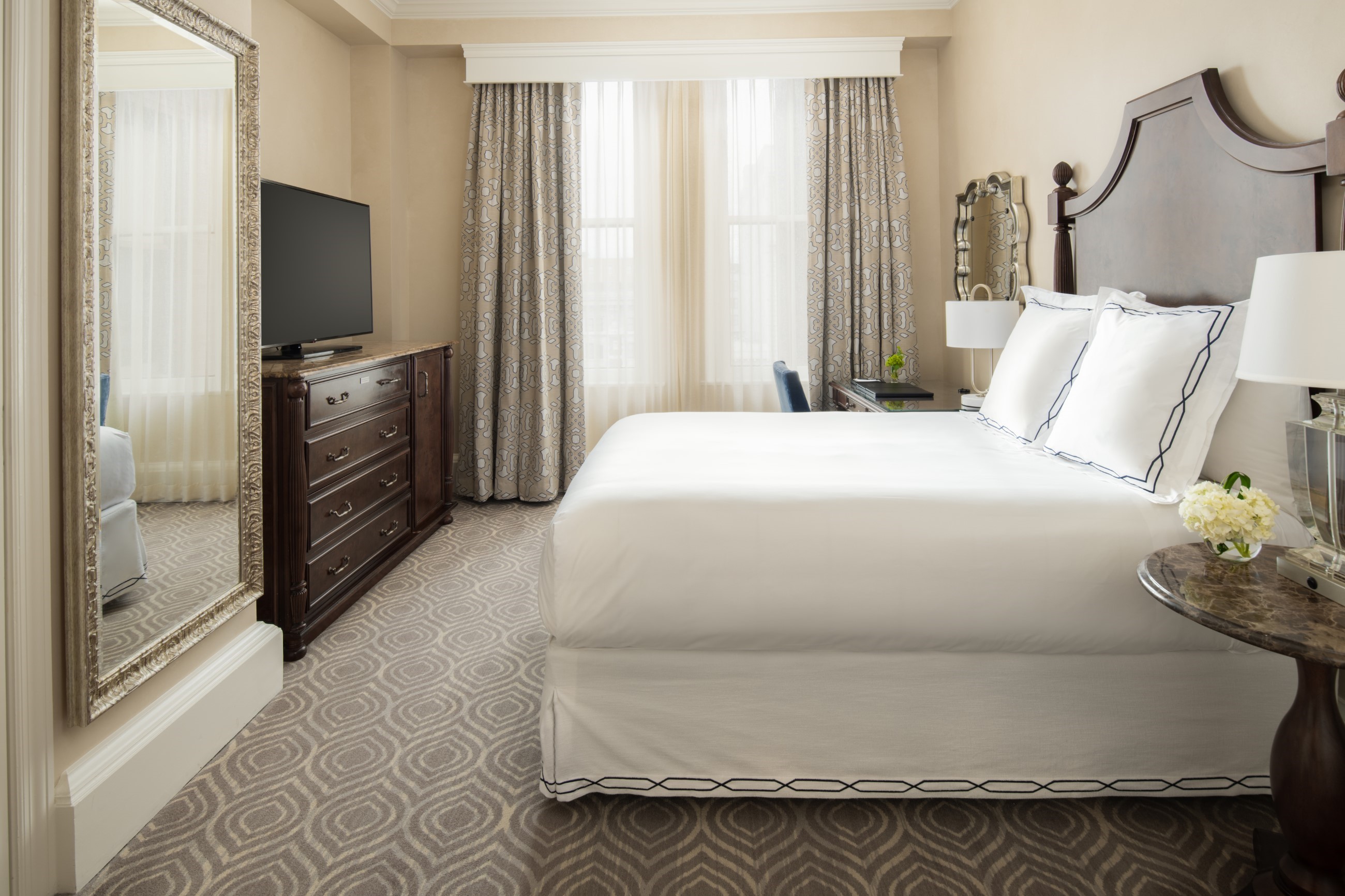 Deluxe Queen Guestroom At The Roosevelt New Orleans